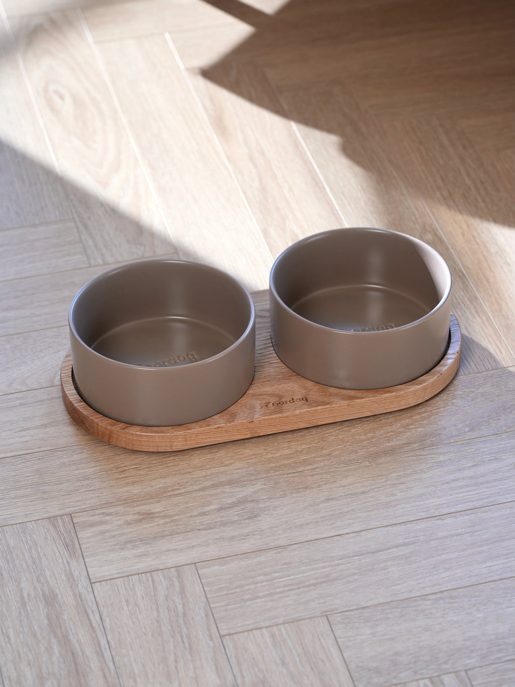Dvojitá miska pre psa Barcelona (olejovaný dub, mocca)