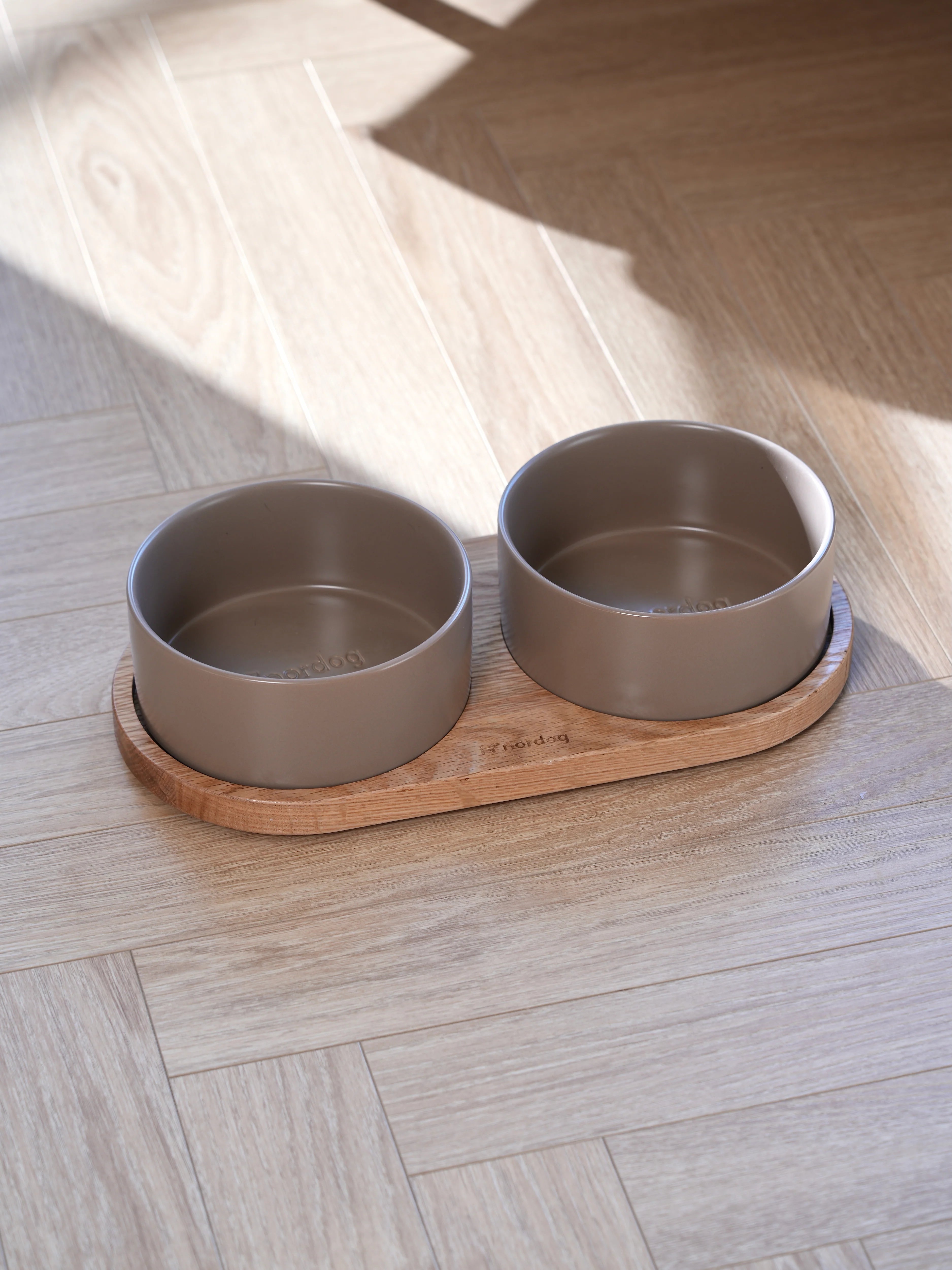 Dvojitá miska pre psa Barcelona (olejovaný dub, mocca)