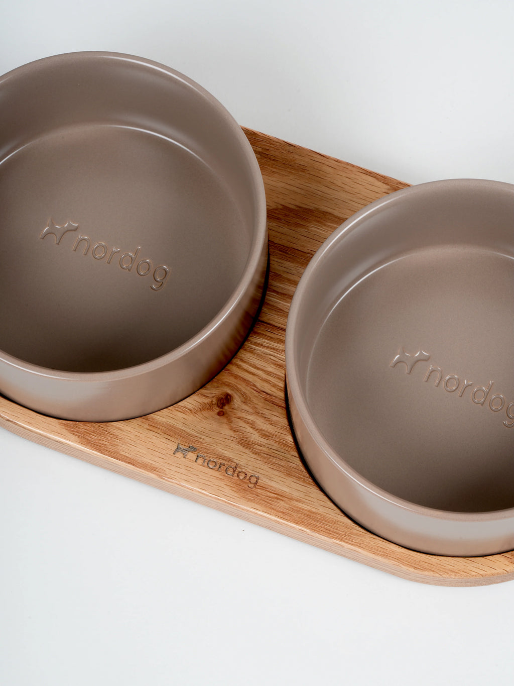 Dvojitá miska pre psa Barcelona (olejovaný dub, mocca)