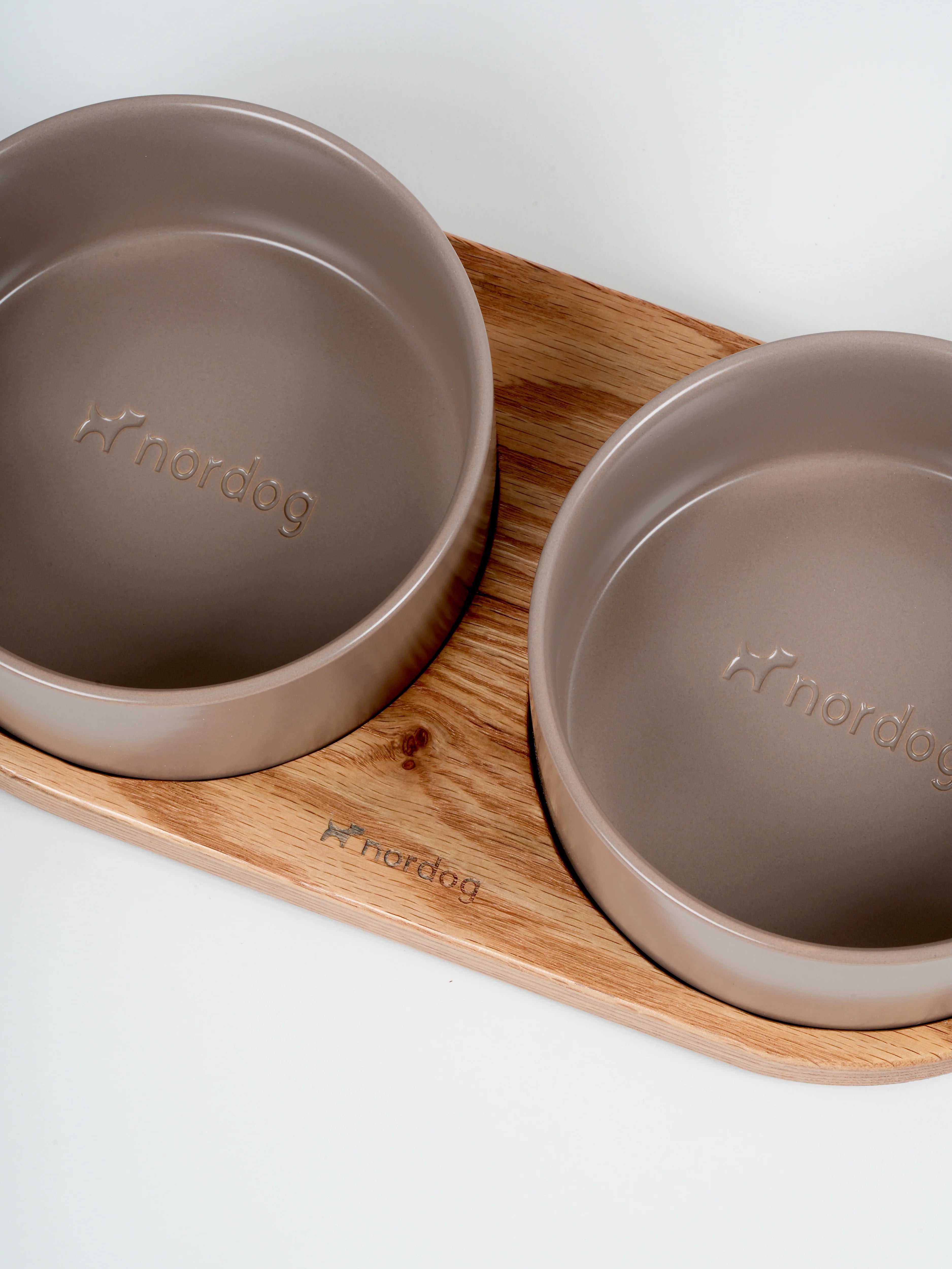 Dvojitá miska pre psa Barcelona (olejovaný dub, mocca)