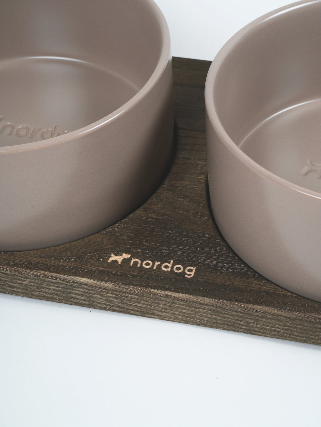 Dvojitá miska pre psa Barcelona (údený dub, mocca)