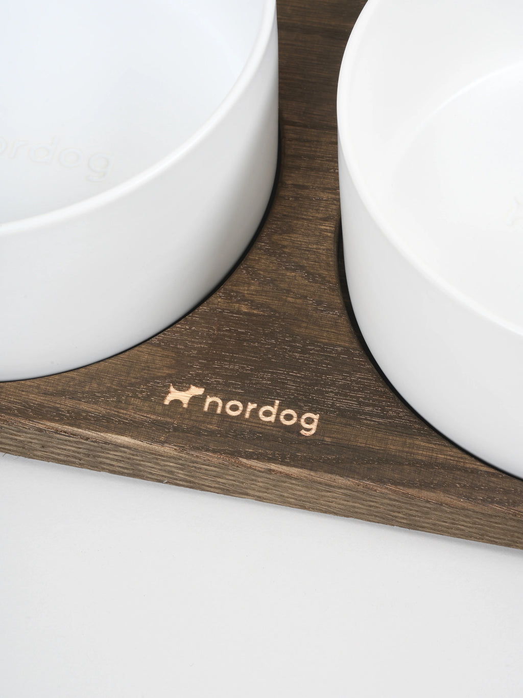 Dvojitá miska pre psa Barcelona (údený dub, biela)