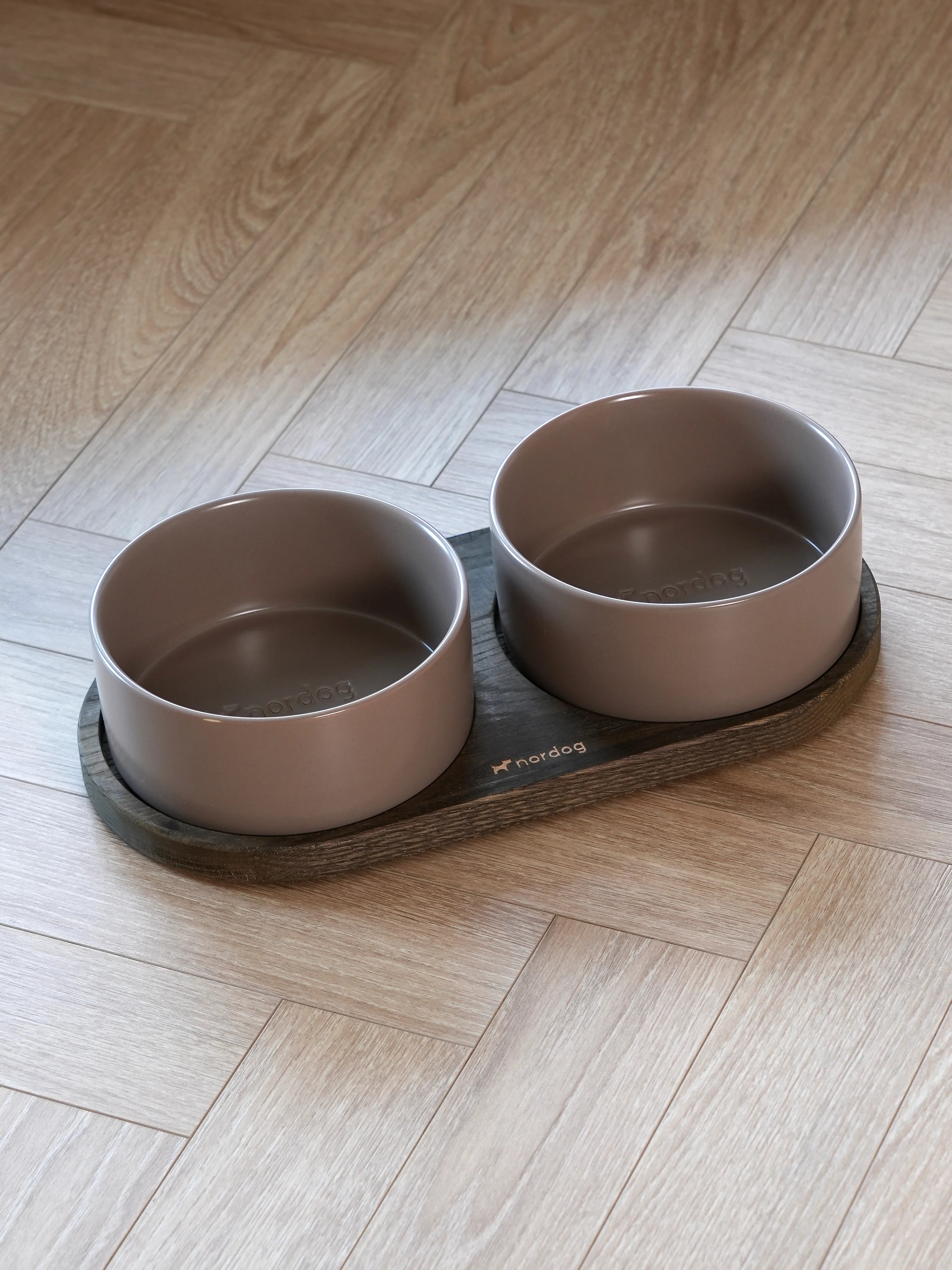 Dvojitá miska pre psa Barcelona (údený dub, mocca)