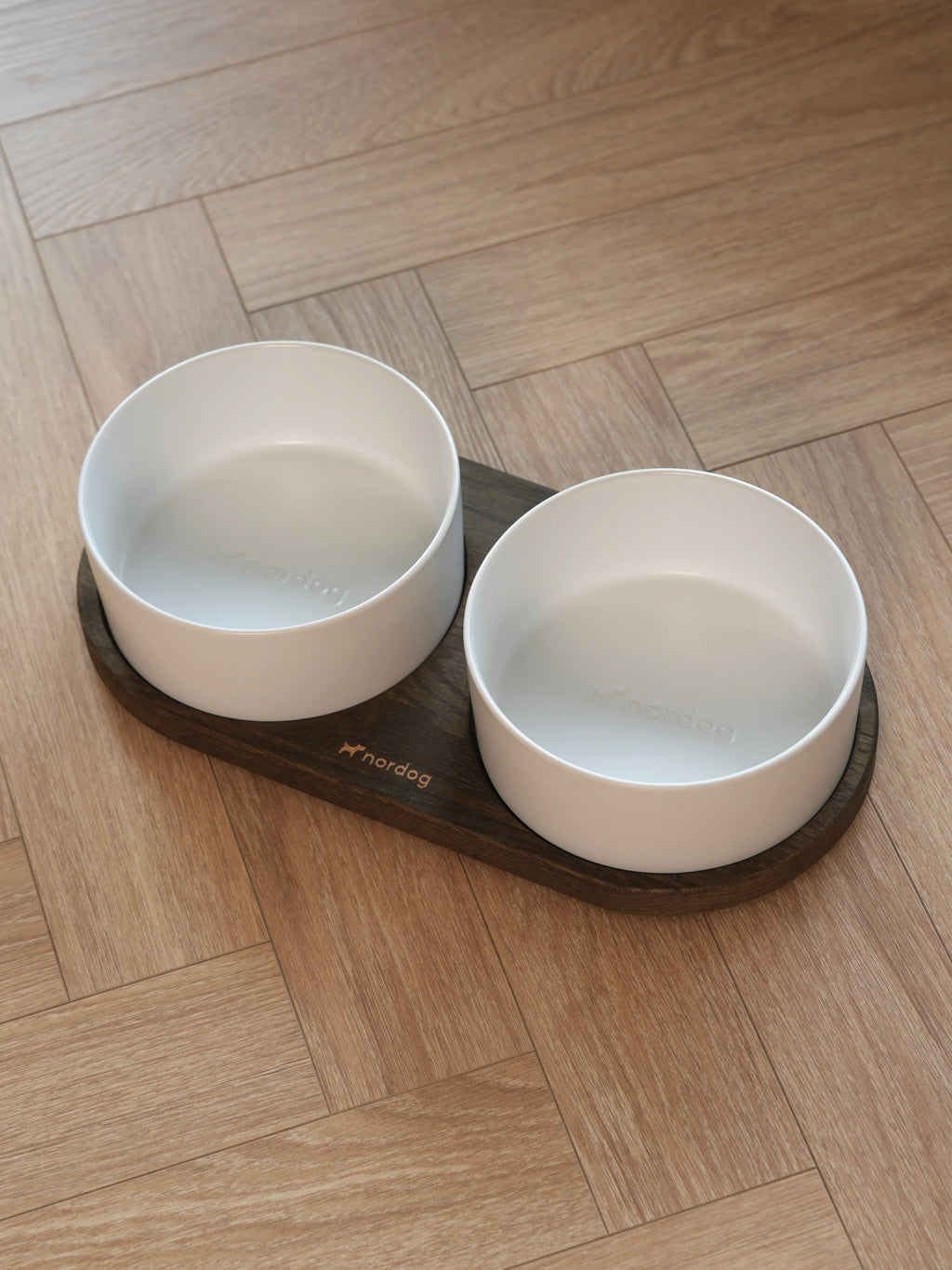 Dvojitá miska pre psa Barcelona (údený dub, biela)