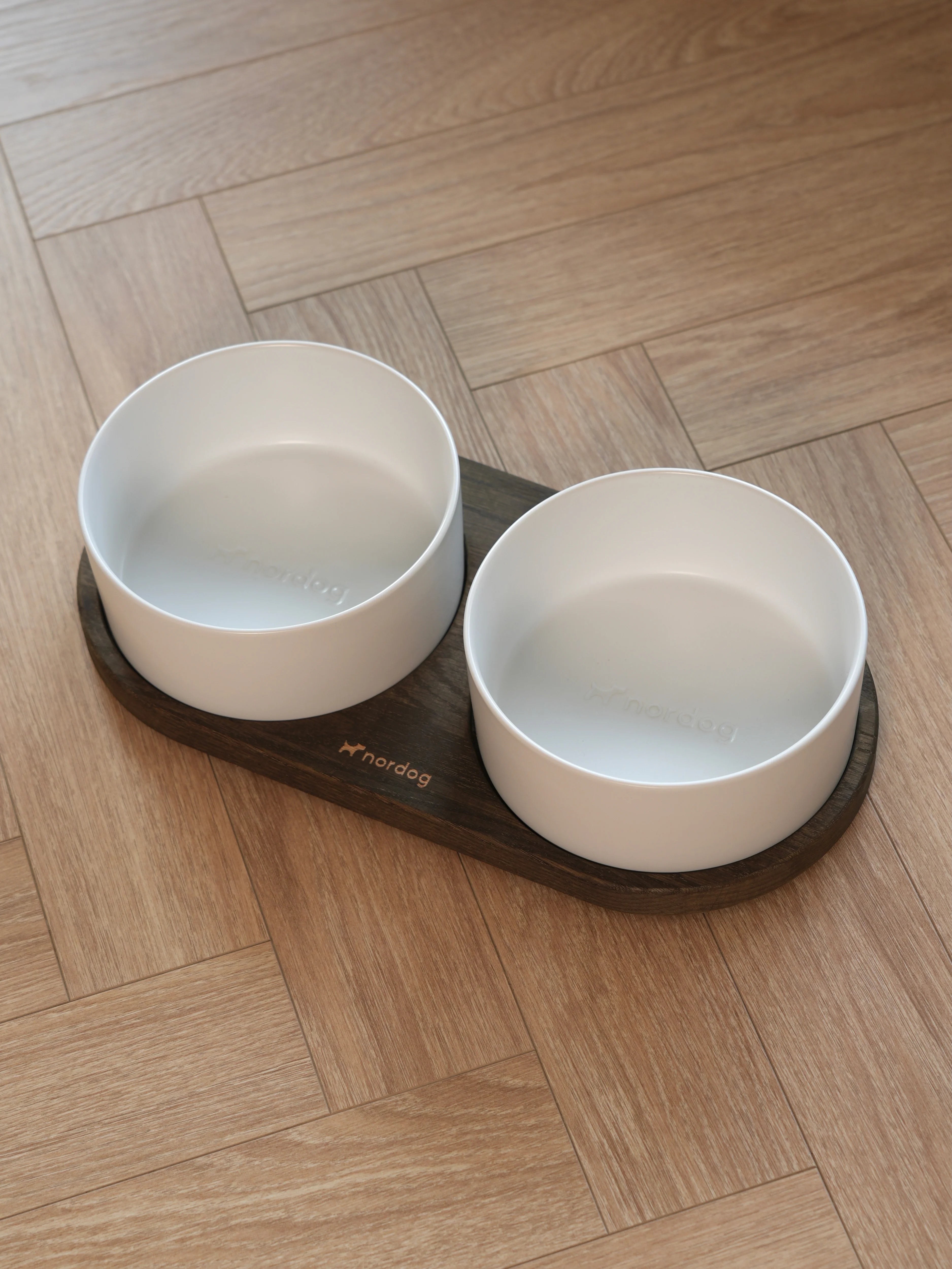 Dvojitá miska pre psa Barcelona (údený dub, biela)