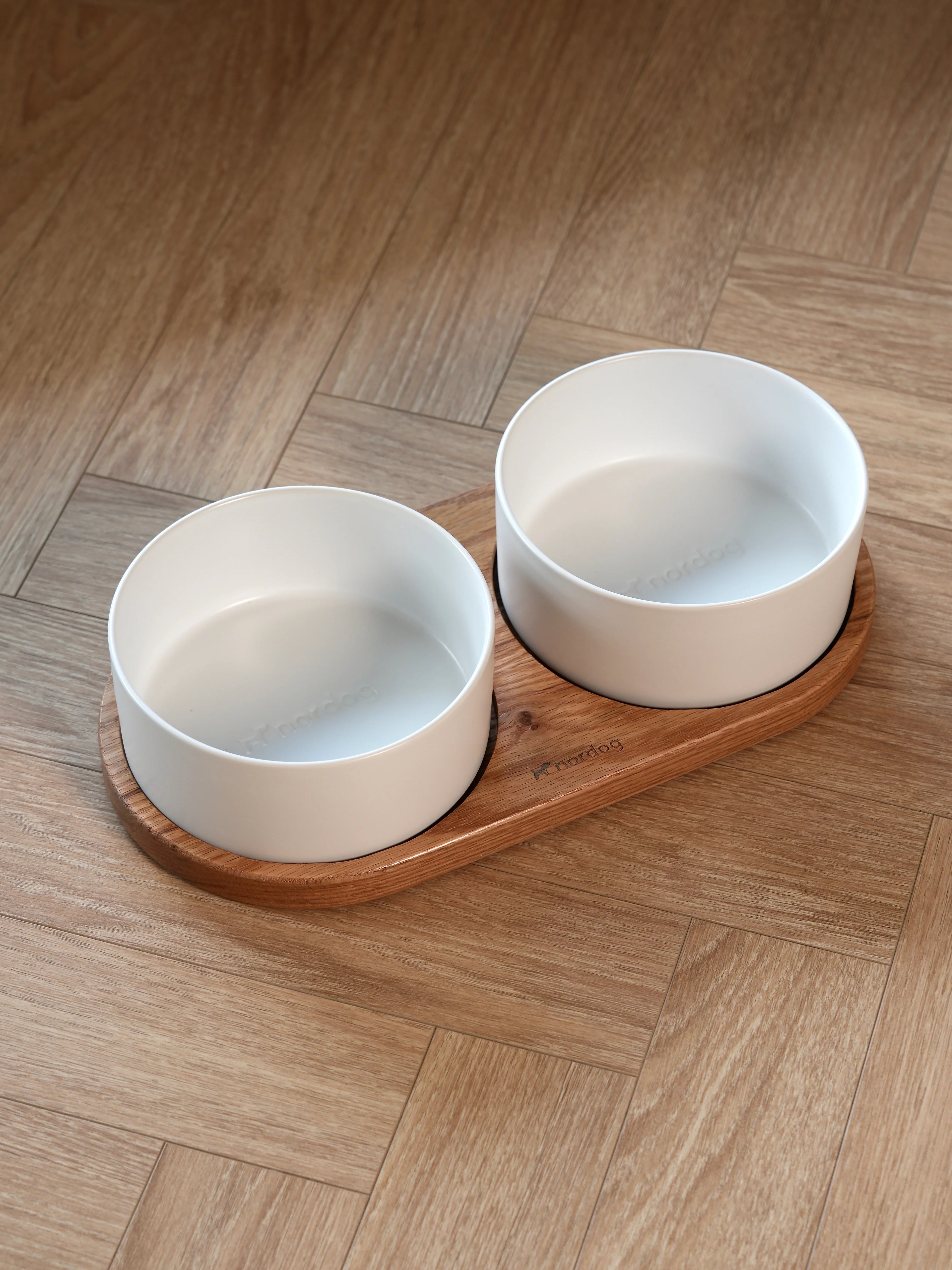 Dvojitá miska pre psa Barcelona (olejovaný dub, biela)