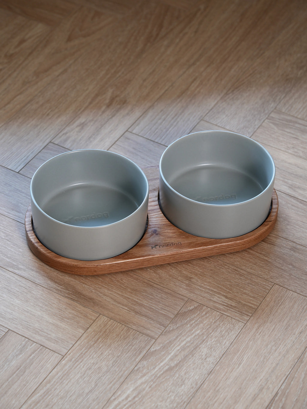 Dvojitá miska pre psa Barcelona (olejovaný dub, sivá)