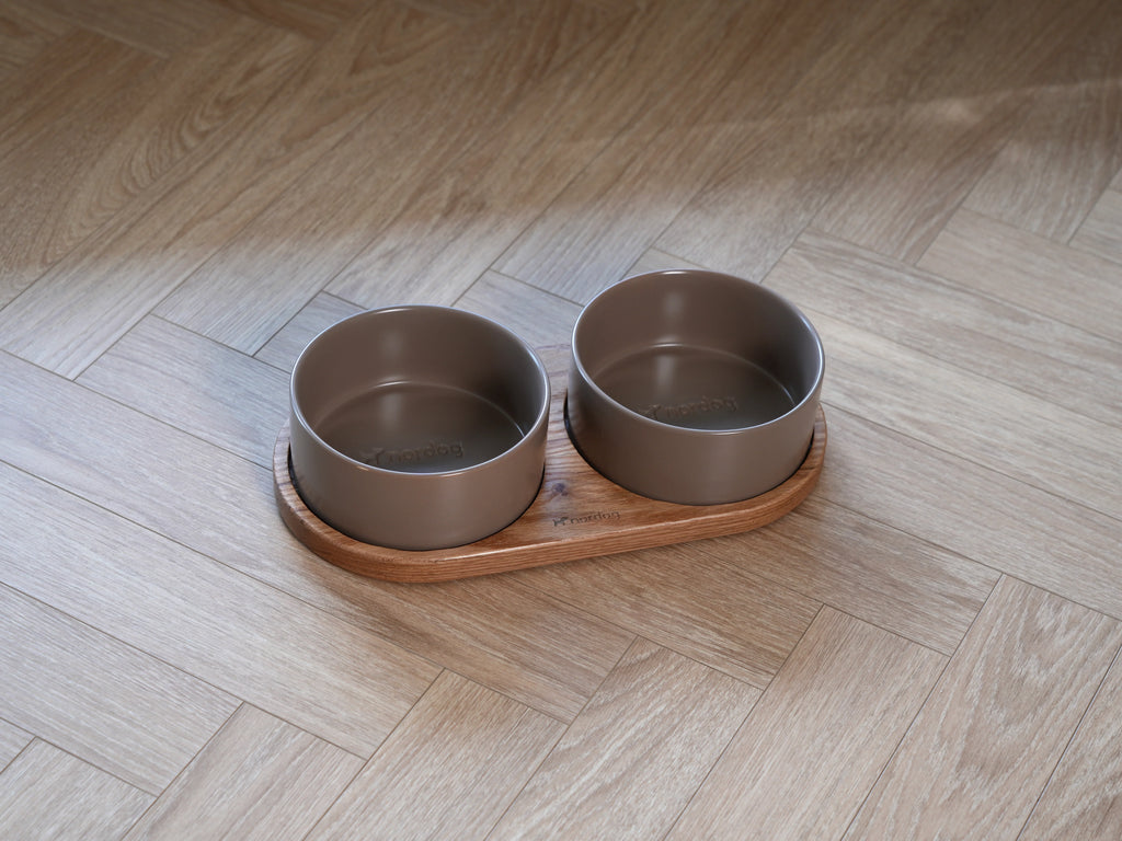 Dvojitá miska pre psa Barcelona (olejovaný dub, mocca)